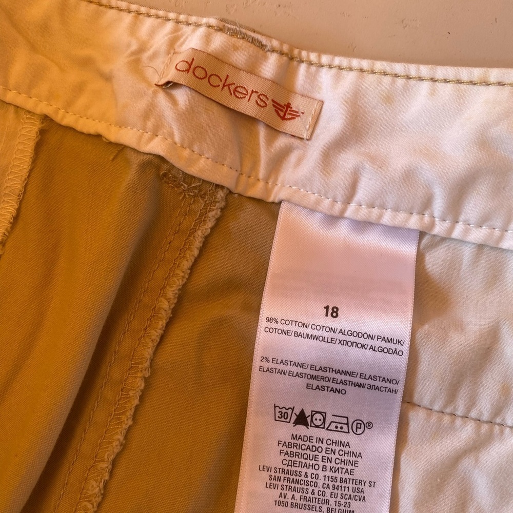 Dockers Womens Truly Slimming Khaki Shorts, Size 18,  NWT, 2010, Retired Style - Picture 7 of 8